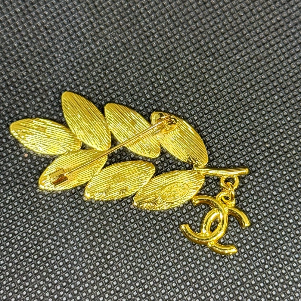 Beautiful Brooch 💎 - Picture 6 of 6